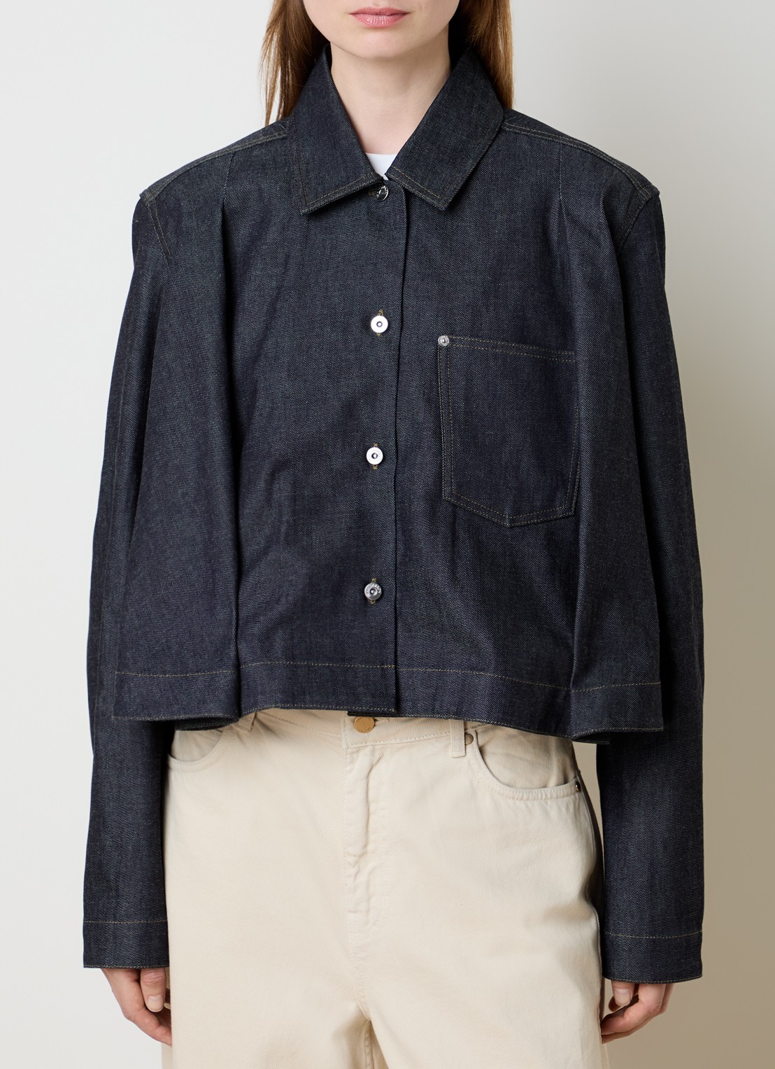 J.W. Anderson Cropped A-lijn blouse van denim met borstzak en donkere wassing - detail indigo