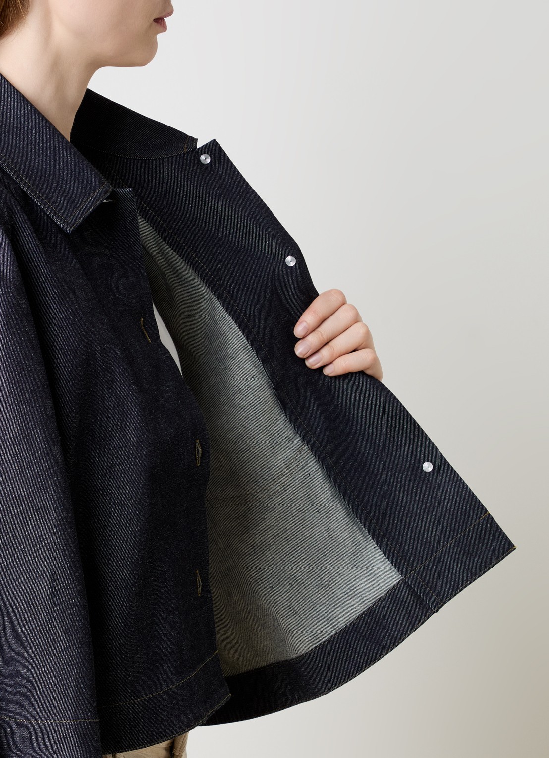 J.W. Anderson Cropped A-lijn blouse van denim met borstzak en donkere wassing - detail 2 indigo