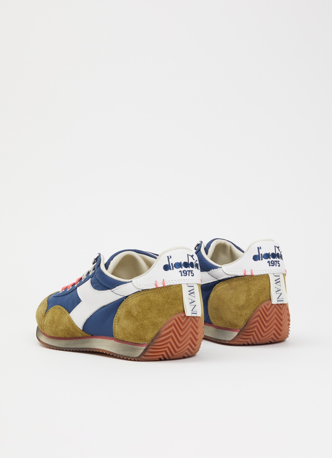 J.W. Anderson Equipe sneaker met details van suède - achterkant 2 legergroen
