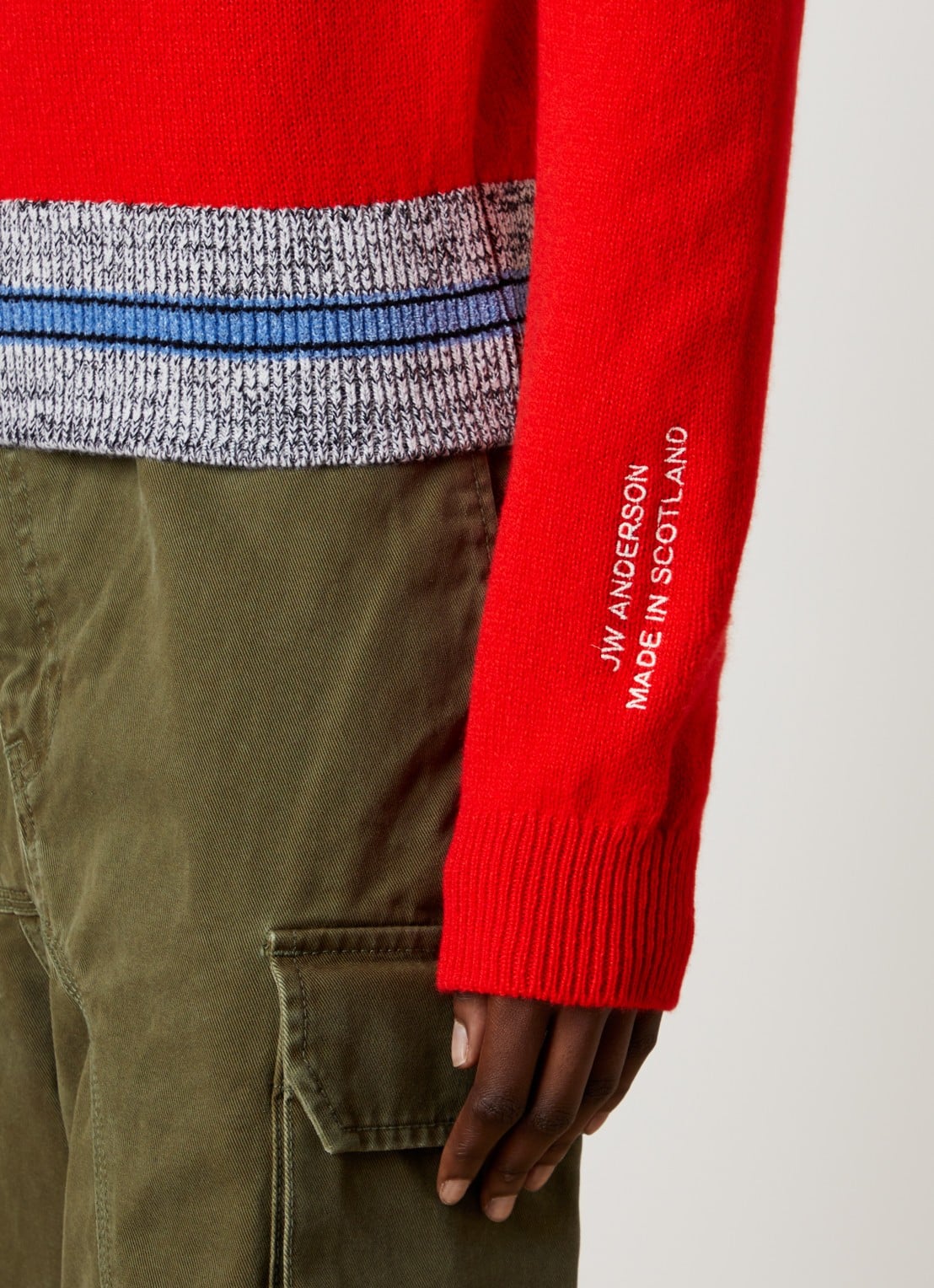 J.W. Anderson Fijngebreide pullover van wol met V-hals - detail 2 rood