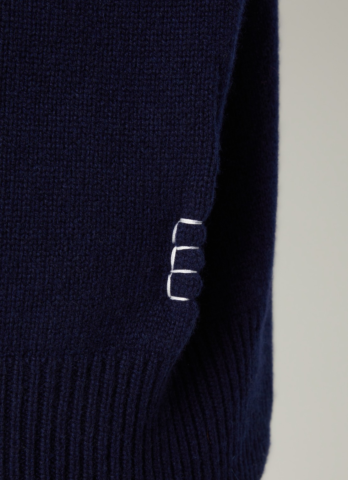J.W. Anderson Fijngebreide trui van kasjmier met V-hals - detail 2 donkerblauw