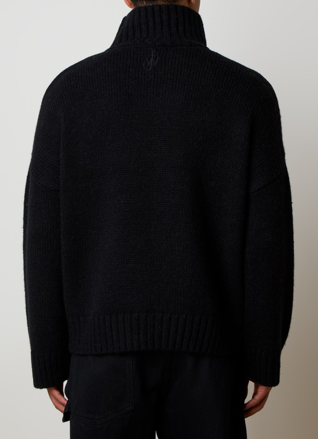 J.W. Anderson Grofgebreide coltrui in alpaca wolblend met borstzak en logo - achterkant zwart