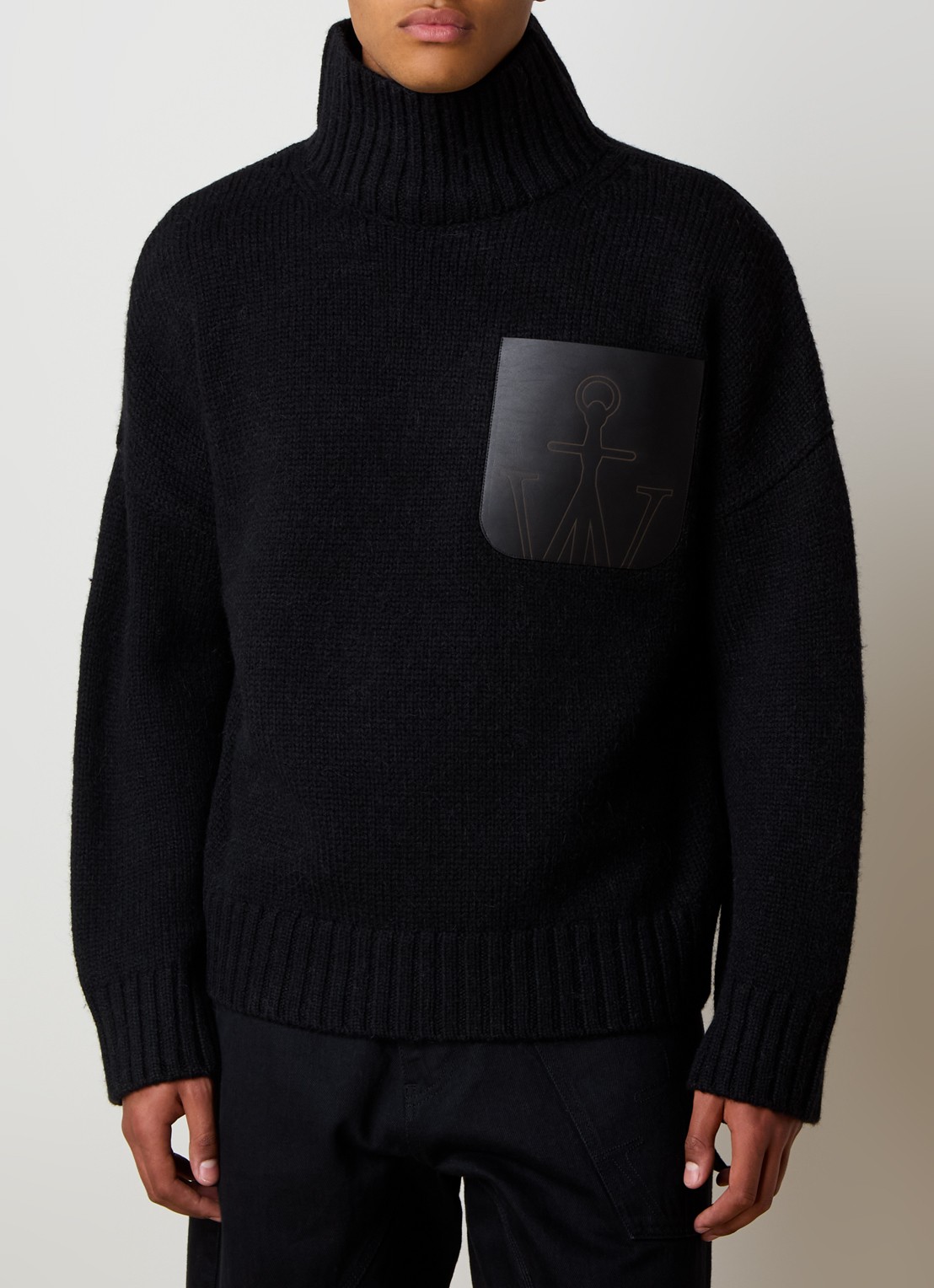 J.W. Anderson Grofgebreide coltrui in alpaca wolblend met borstzak en logo - detail 4 zwart