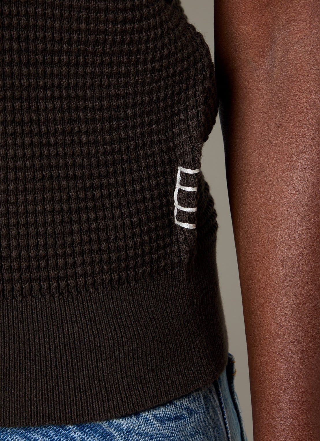 J.W. Anderson Grofgebreide polo in kasjmierblend met ribstructuur - detail 4 donkerbruin