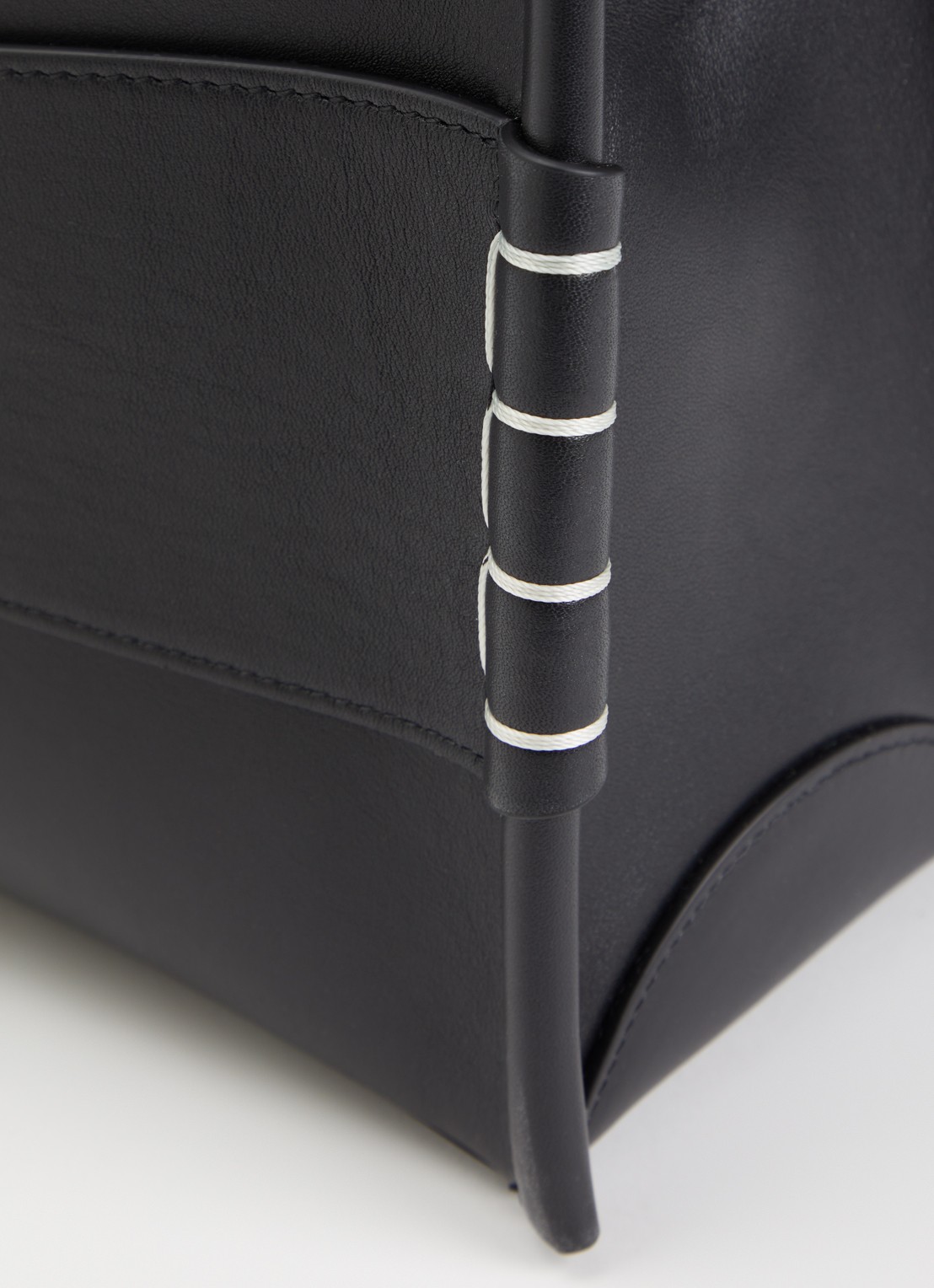 J.W. Anderson Loafer schoudertas van kalfsleer met afneembare schouderriem - detail 3 zwart