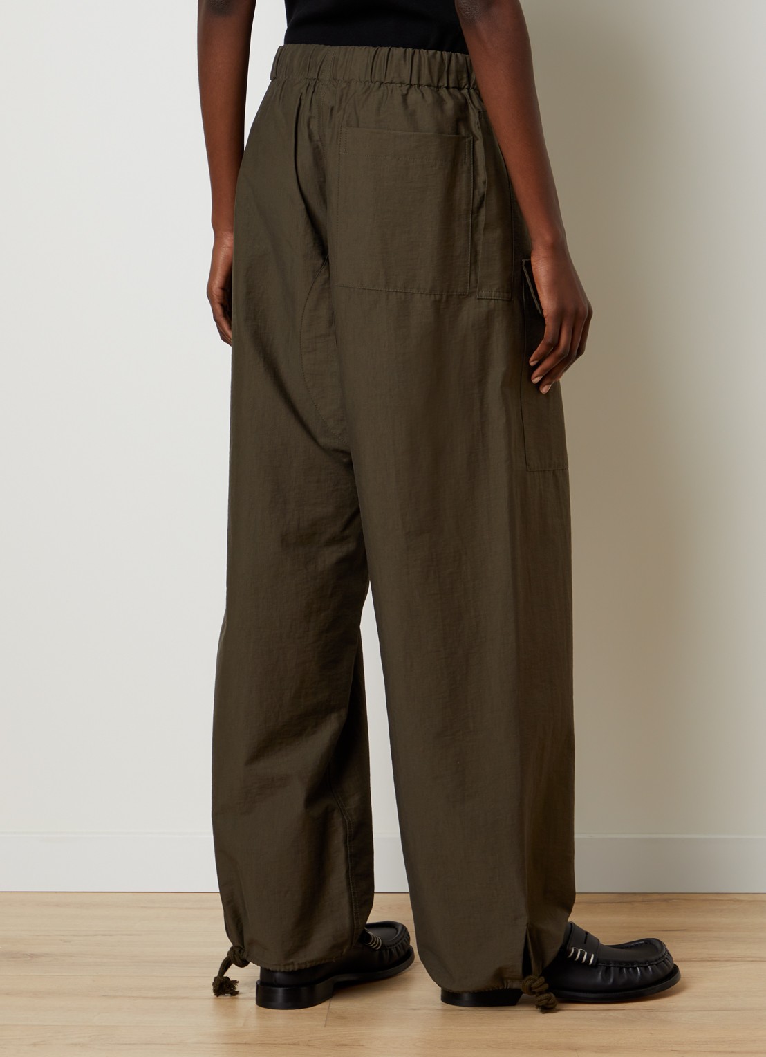 J.W. Anderson Mid waist loose fit cargobroek met klepzakken - achterkant 3 legergroen