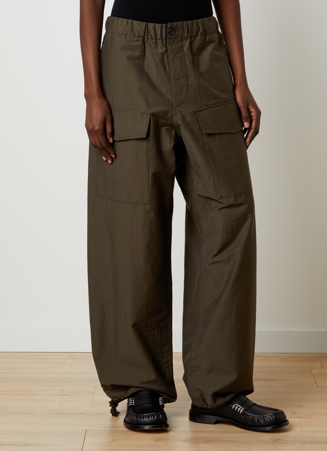 J.W. Anderson Mid waist loose fit cargobroek met klepzakken - detail 4 legergroen