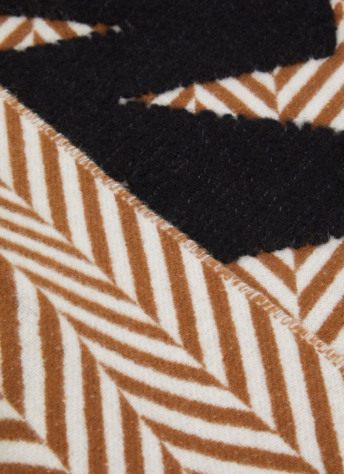 J.W. Anderson Sjaal in alpaca wolblend met logo 190 x 35 cm - detail 2 cognac