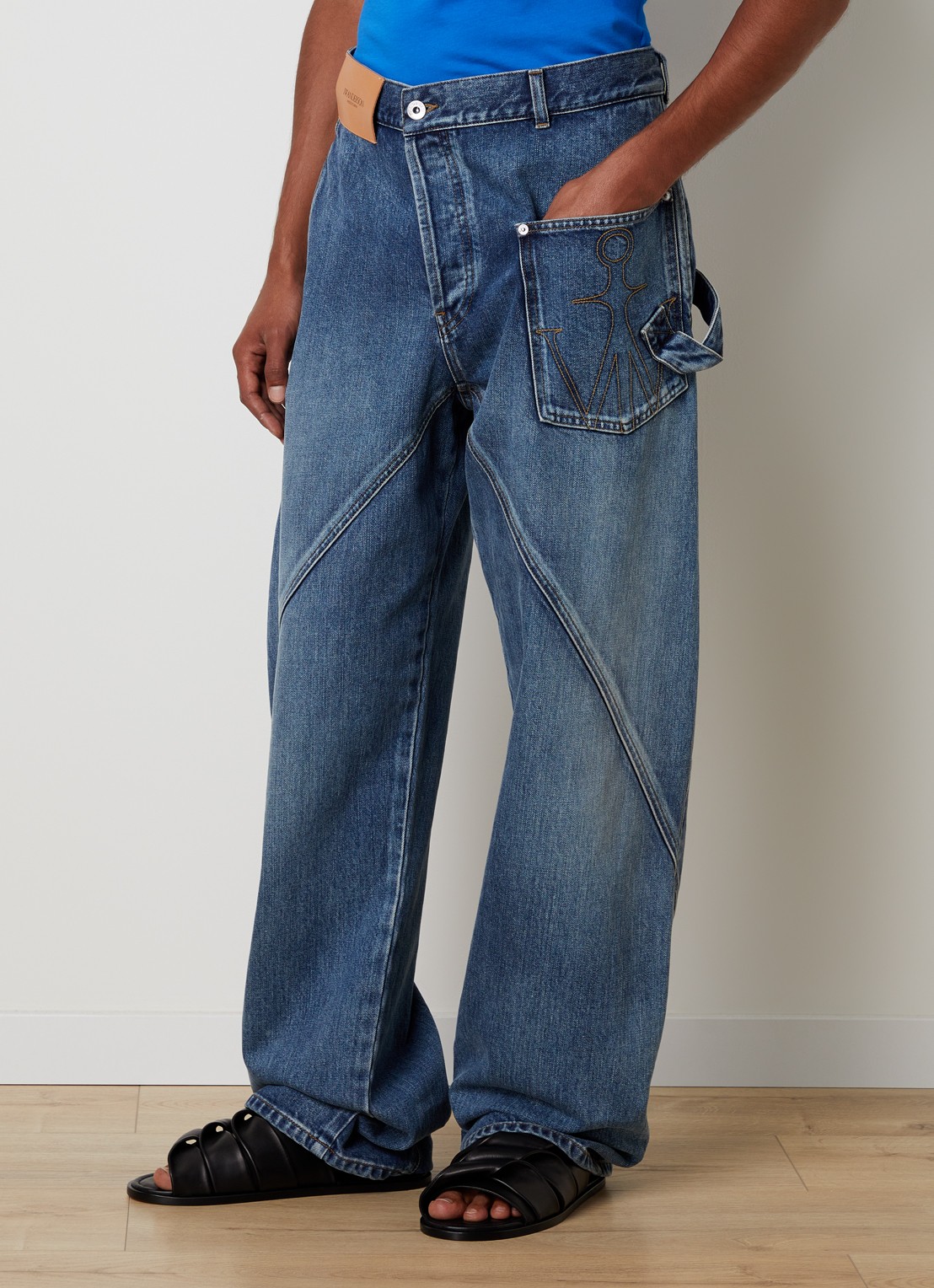 J.W. Anderson Tapered jeans met medium wassing en logoborduring - detail blauw