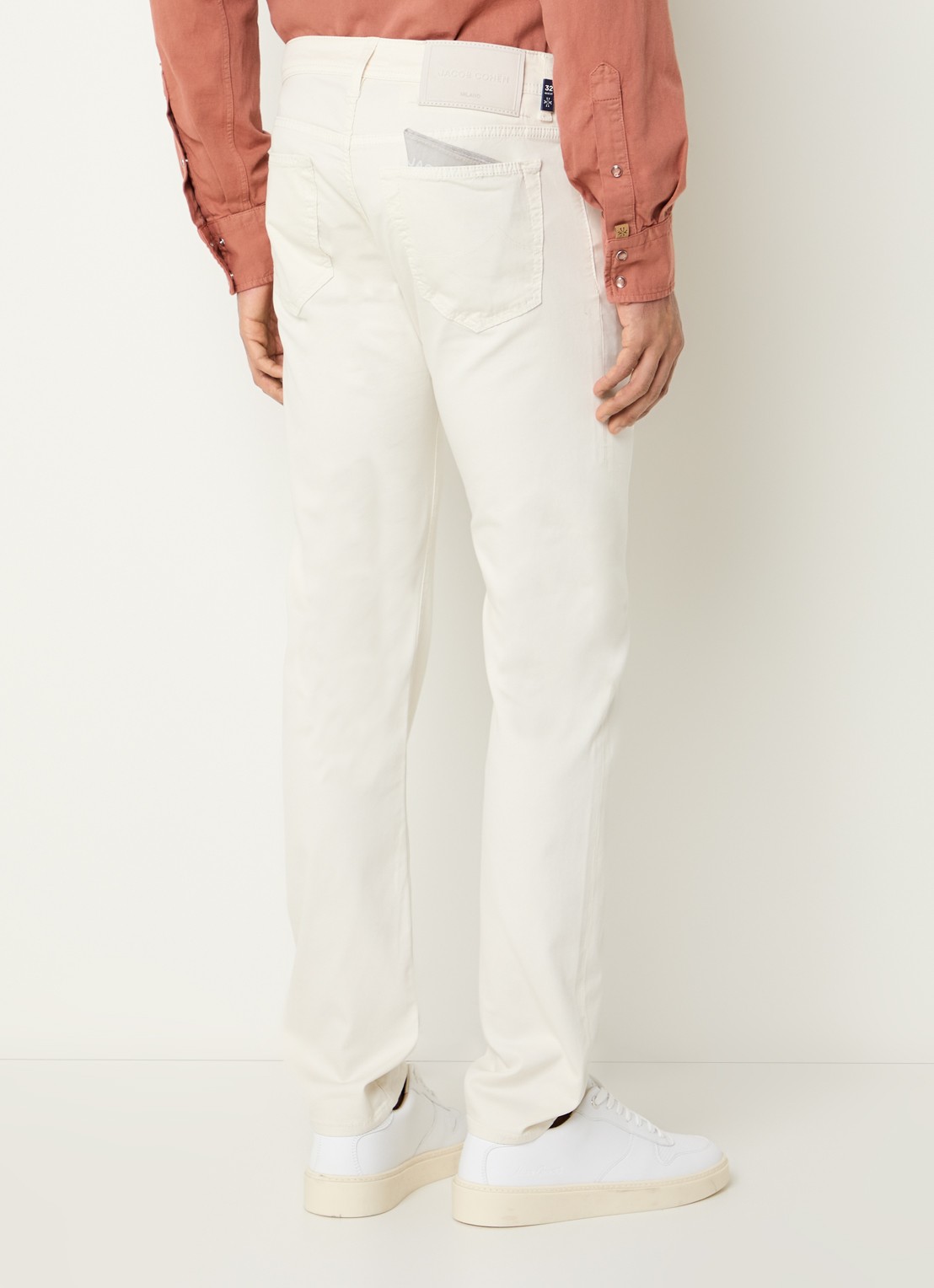 Jacob Cohën Nick slim fit jeans met gekleurde wassing - achterkant 3 gebroken wit