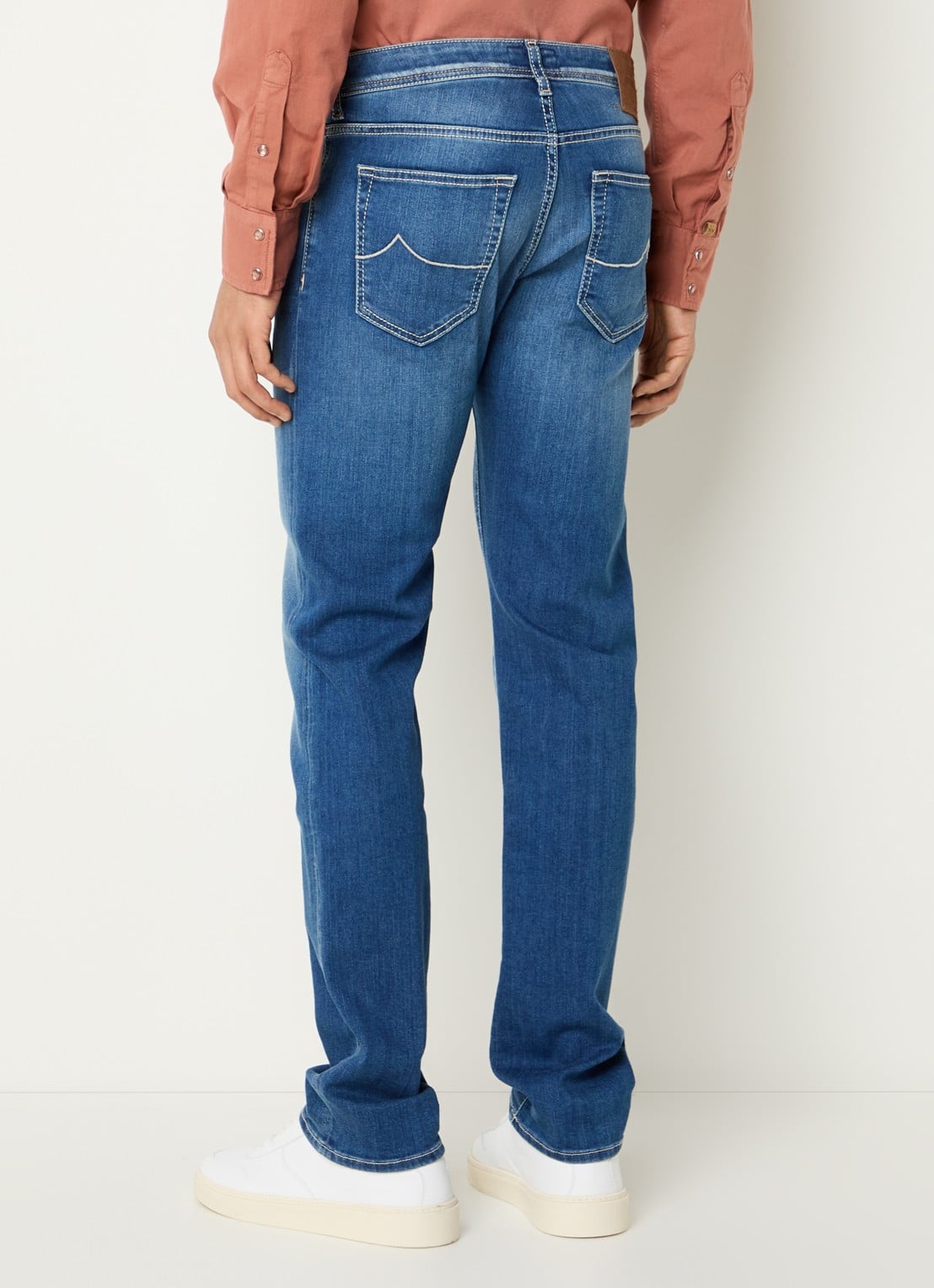 Jacob Cohën Nick slim fit jeans met medium wassing - achterkant indigo