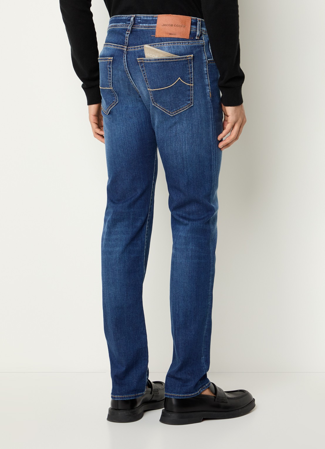 Jacob Cohën Nick slim fit jeans met medium wassing - achterkant indigo