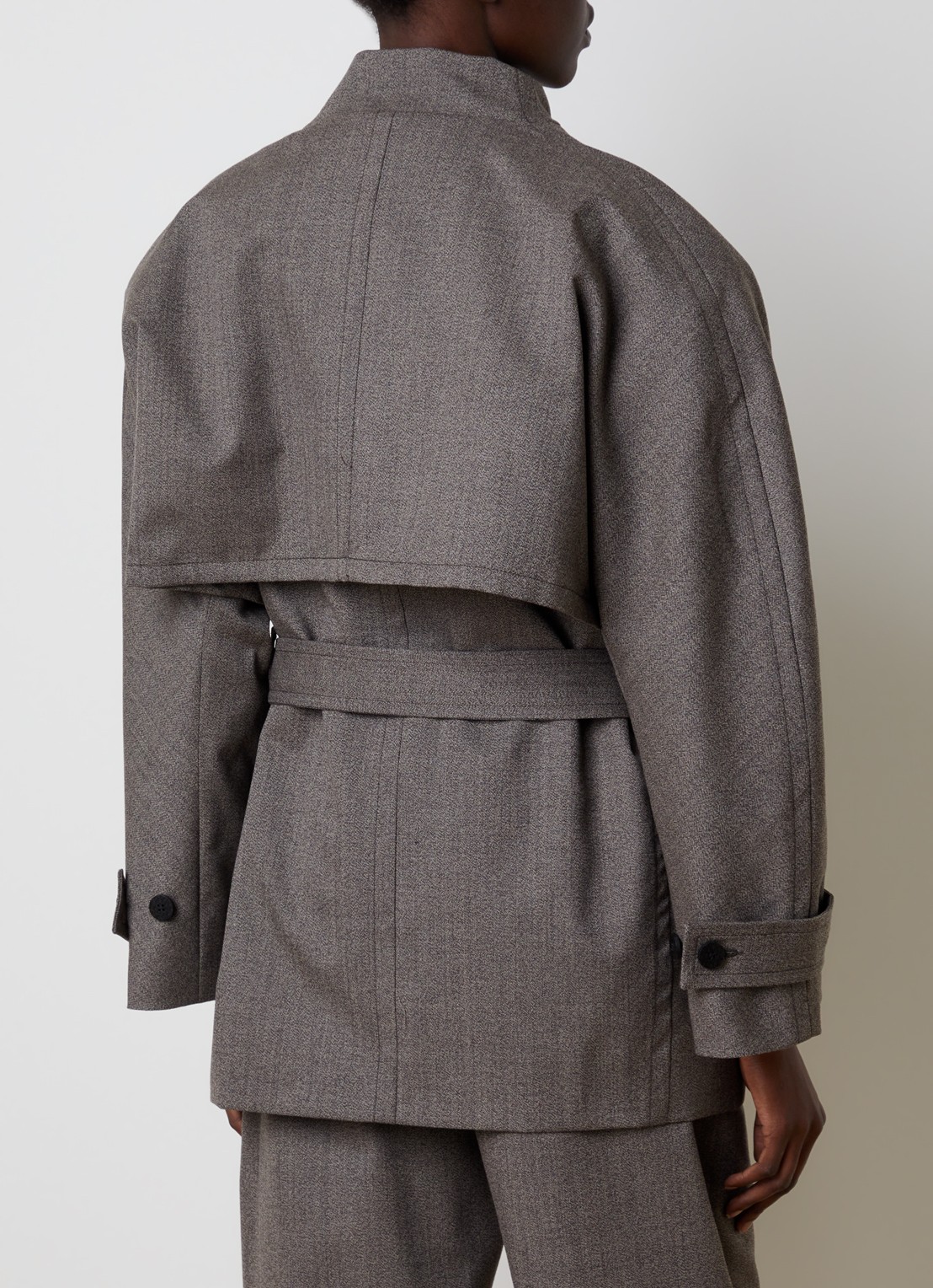 Jacquemus Boléro trenchcoat van scheerwol met strikceintuur - achterkant donkerbruin