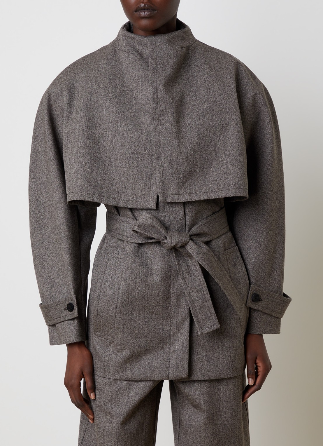 Jacquemus Boléro trenchcoat van scheerwol met strikceintuur - detail 2 donkerbruin