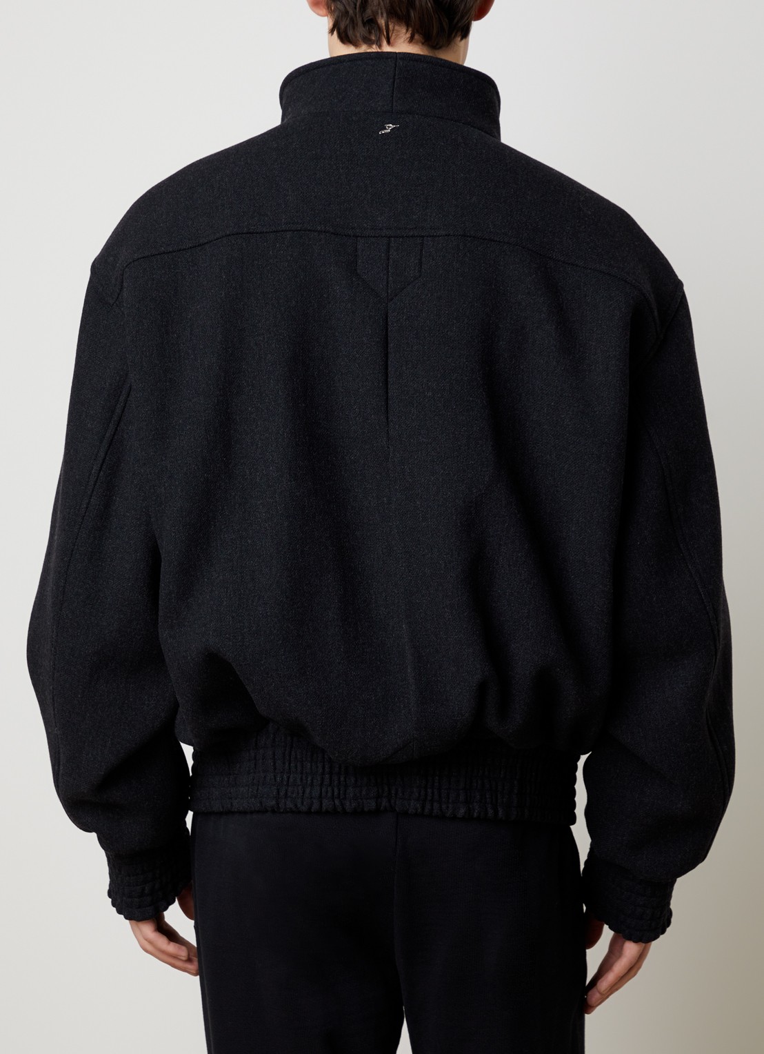 Jacquemus Carrera gewatteerd jack in scheerwolblend met opstaande kraag - achterkant donkergrijs