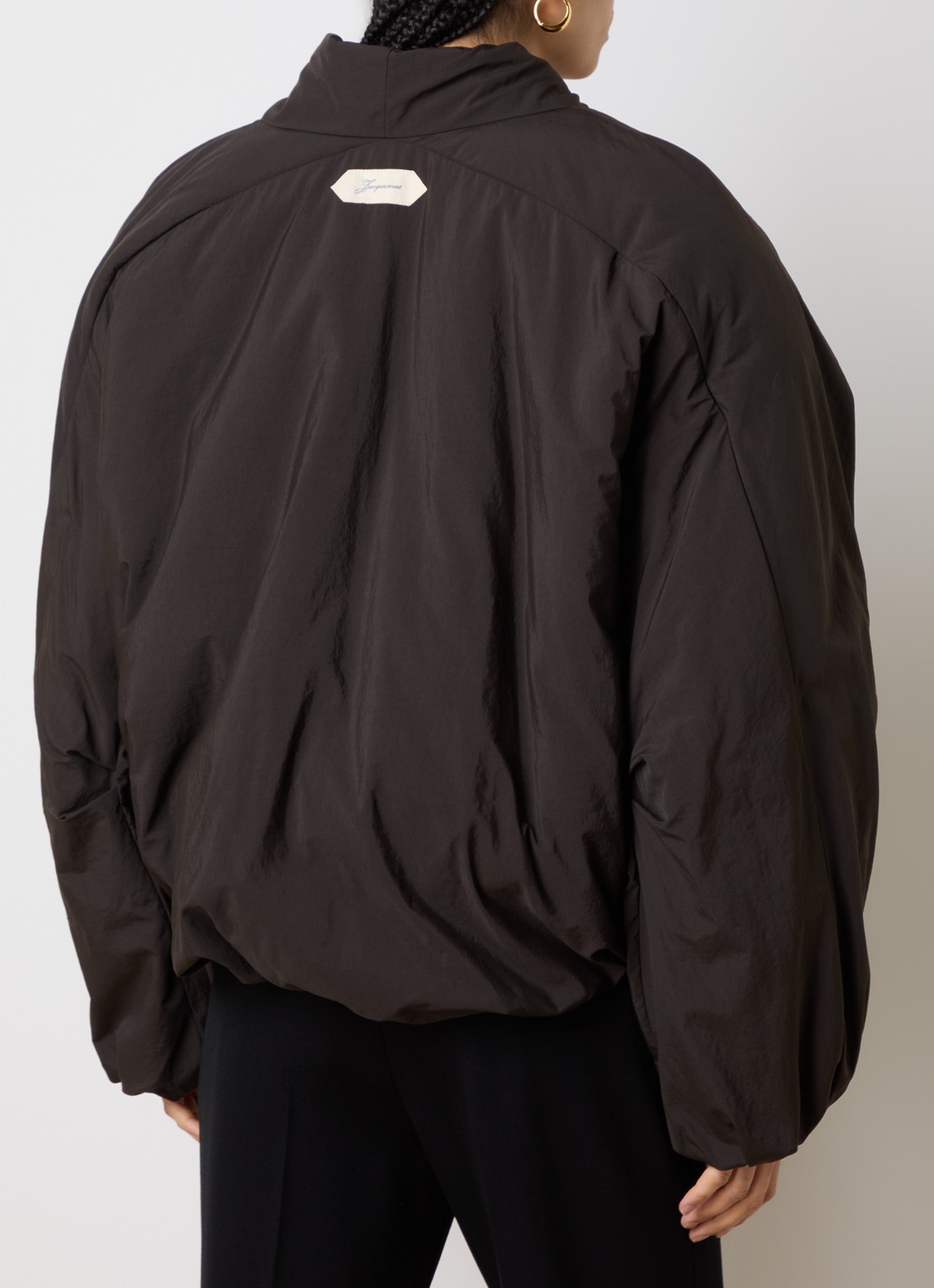Jacquemus Châle gewatteerd bomberjack met logo - achterkant 3 donkerbruin