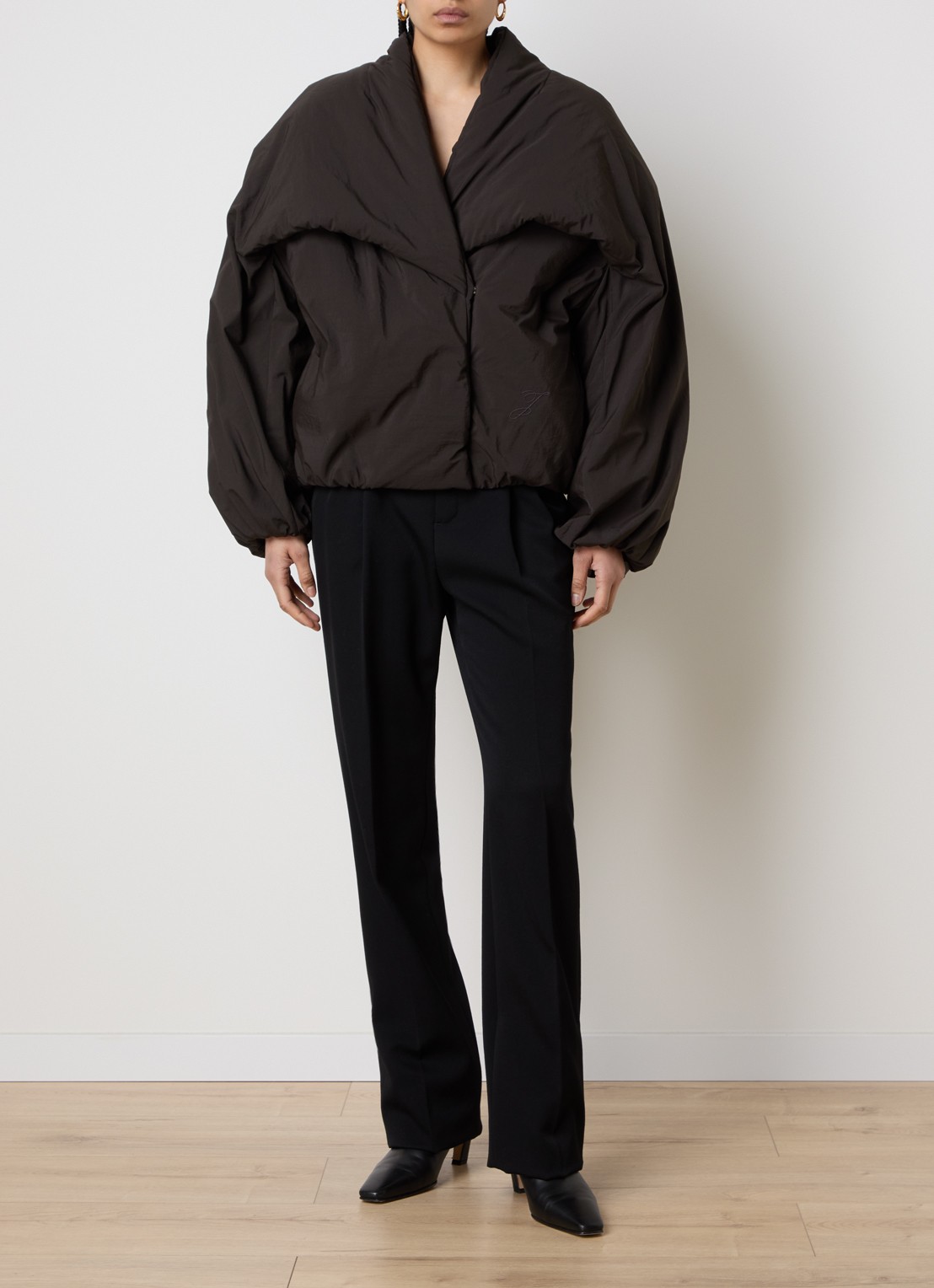 Jacquemus Châle gewatteerd bomberjack met logo - voorkant 2 donkerbruin
