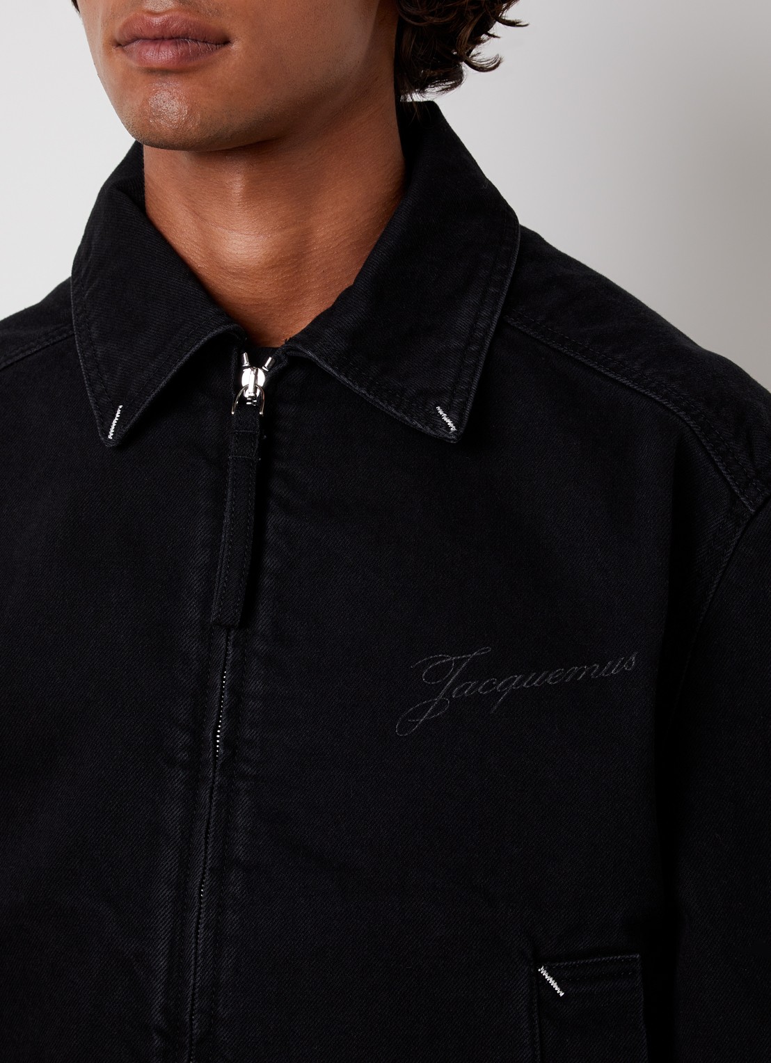 Jacquemus de-Nîmes Canevas spijkerjas met logo en steekzakken - detail 2 zwart