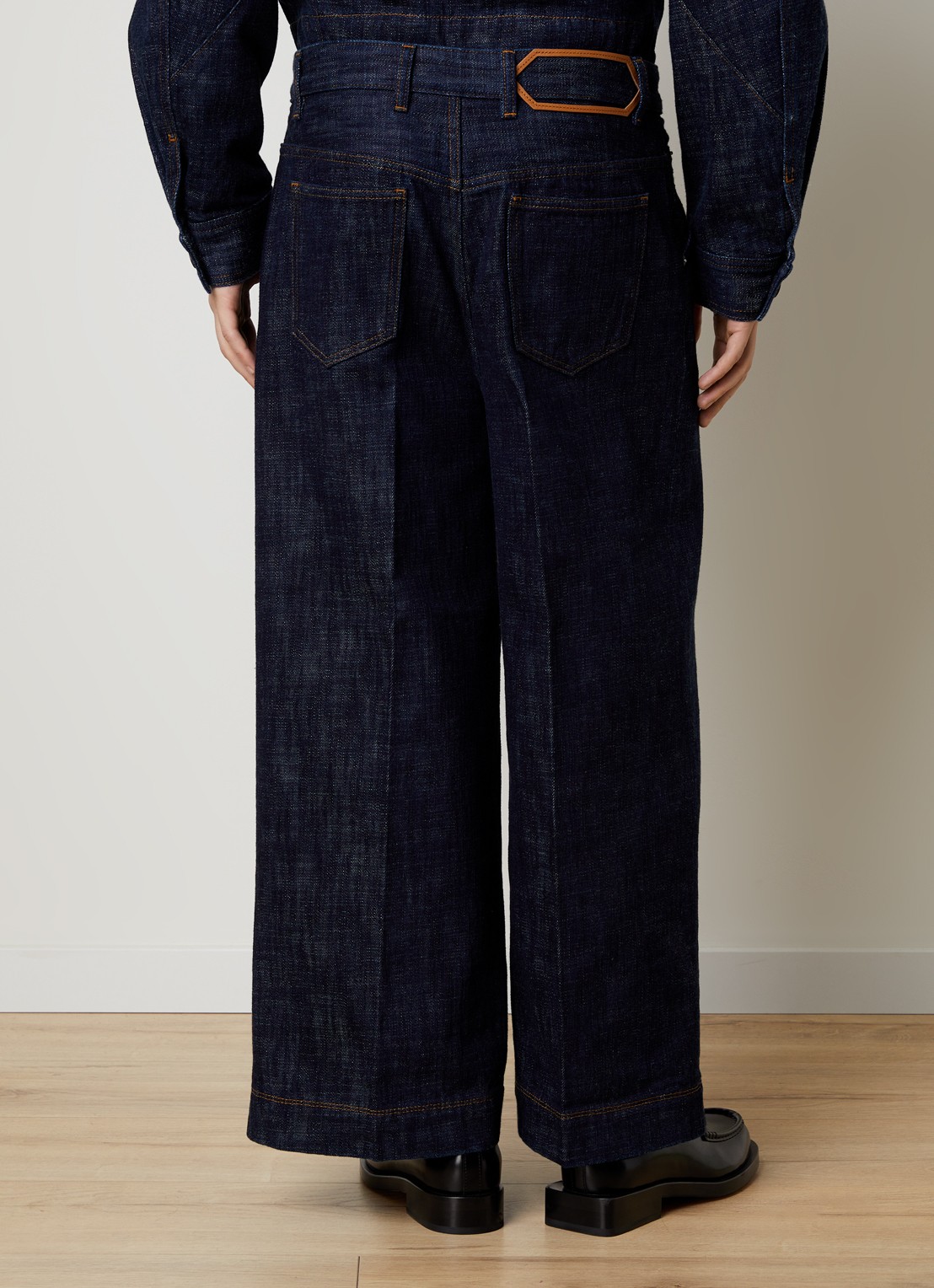 Jacquemus de-Nîmes Tempo wide fit jeans met donkere wassing en steekzakken - achterkant indigo