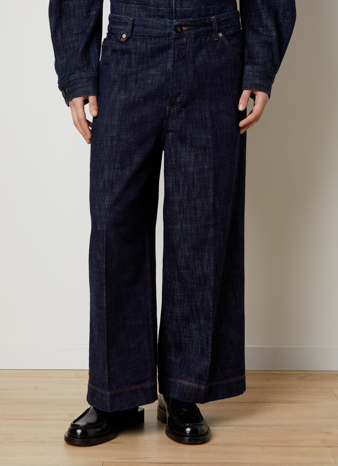 Jacquemus de-Nîmes Tempo wide fit jeans met donkere wassing en steekzakken - detail 4 indigo