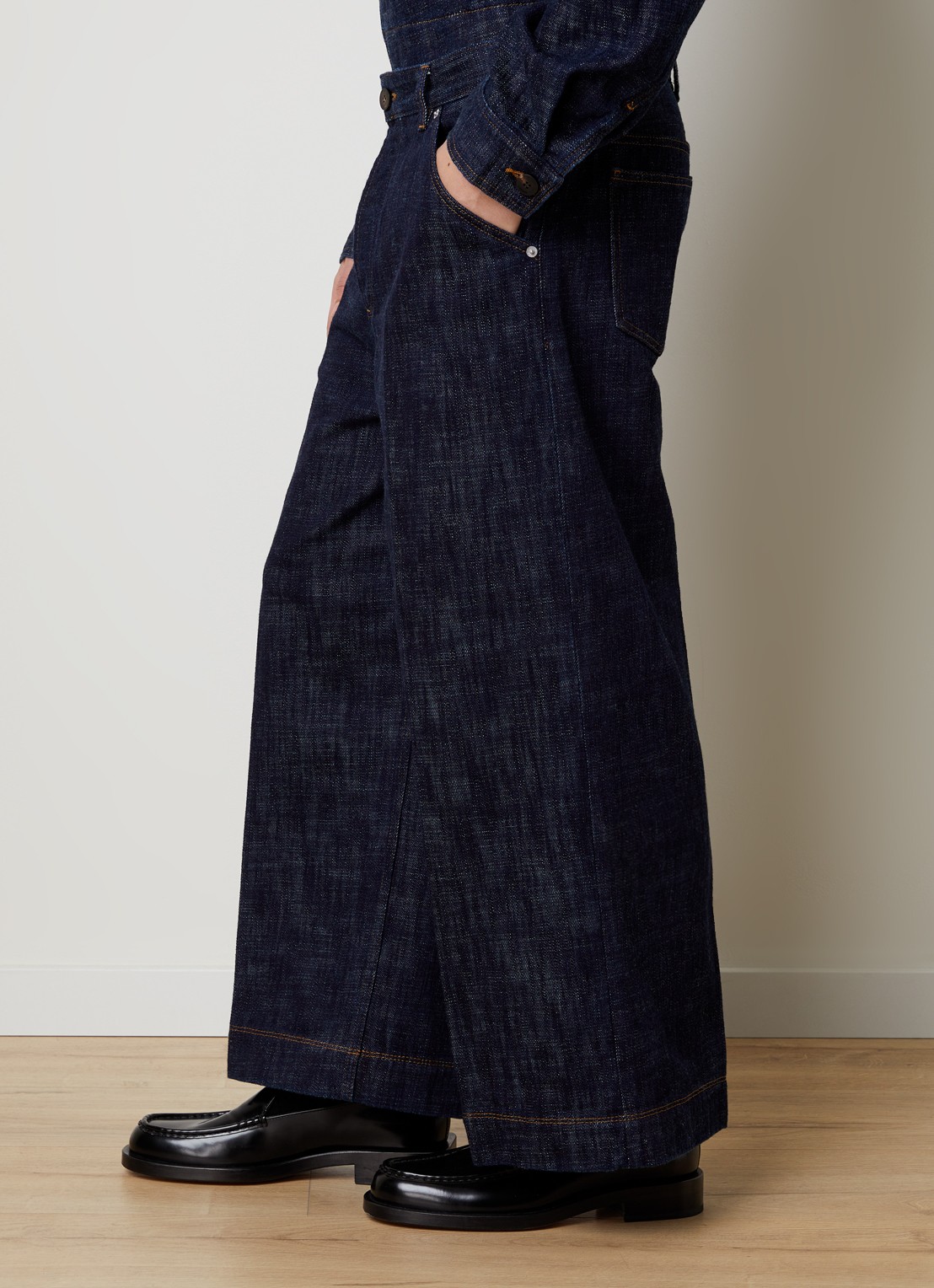 Jacquemus de-Nîmes Tempo wide fit jeans met donkere wassing en steekzakken - detail 5 indigo