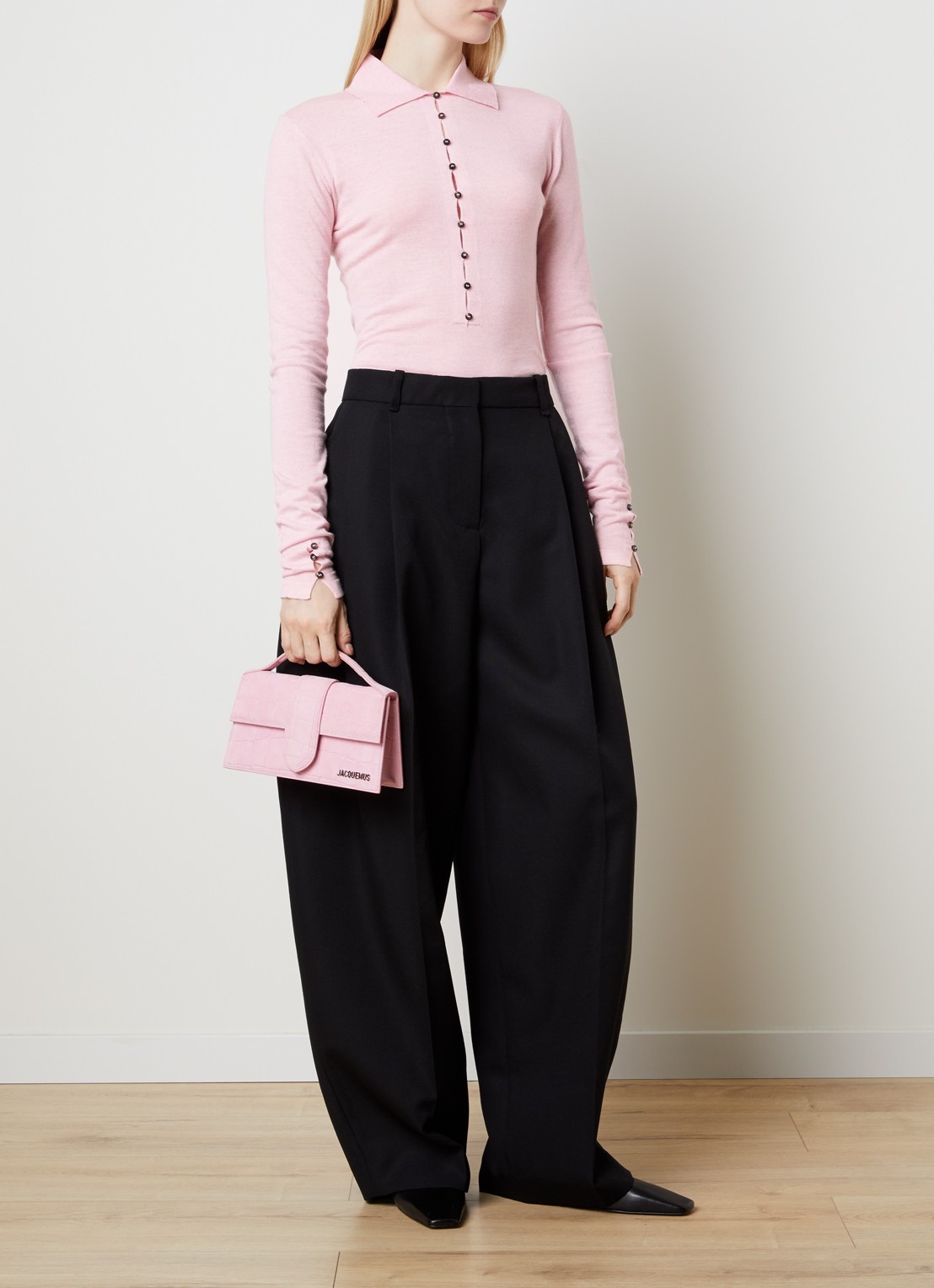 Jacquemus Fijngebreide polo van scheerwol met logoborduring - voorkant 3 lichtroze