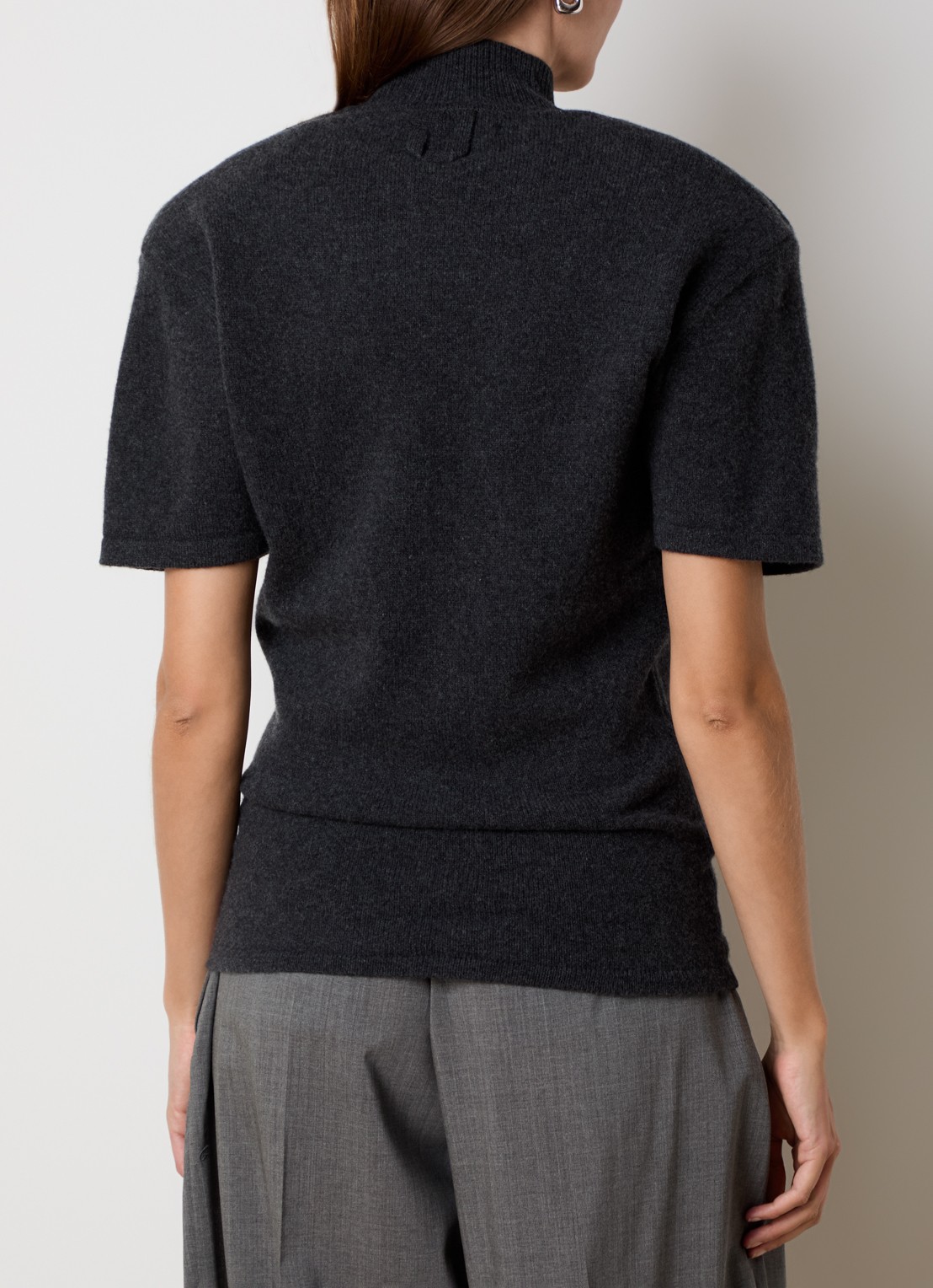 Jacquemus Fijngebreide top in wolblend met schoudervulling - achterkant donkergrijs