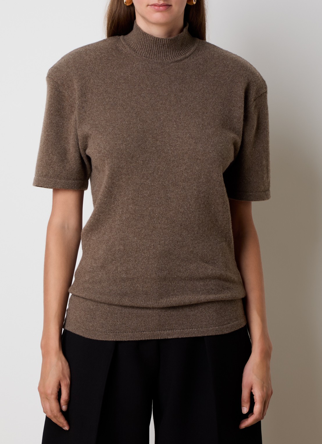 Jacquemus Fijngebreide top in wolblend met schoudervulling - detail bruin