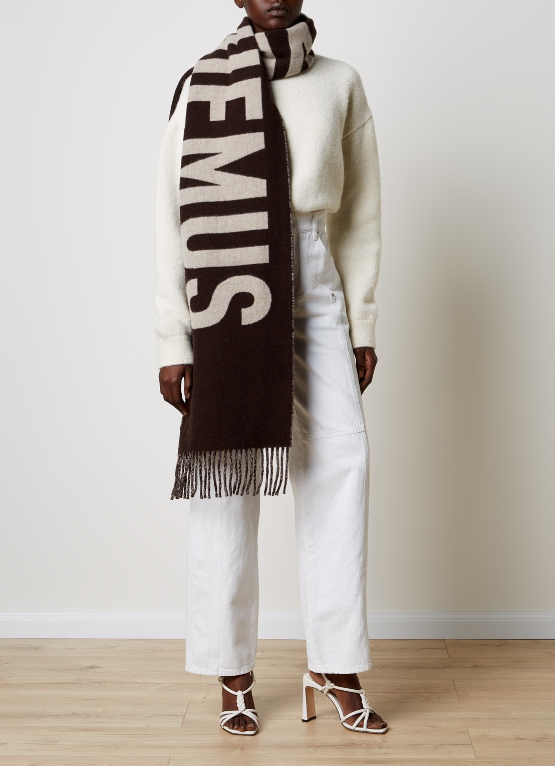 Jacquemus Fijngebreide trui in alpaca wolblend met backprint - voorkant 5 gebroken wit