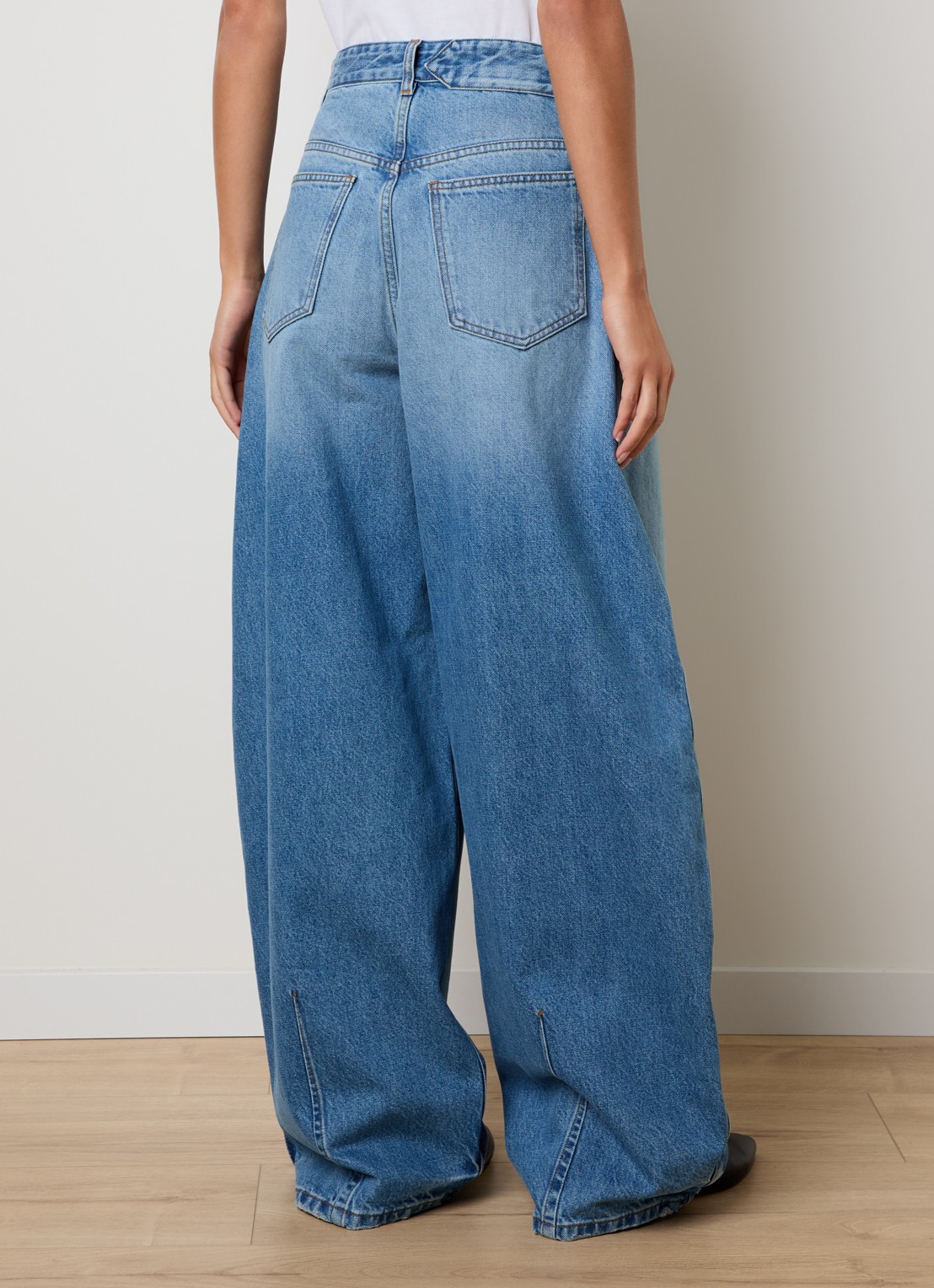 Jacquemus High waist wide fit jeans met medium wassing - achterkant indigo