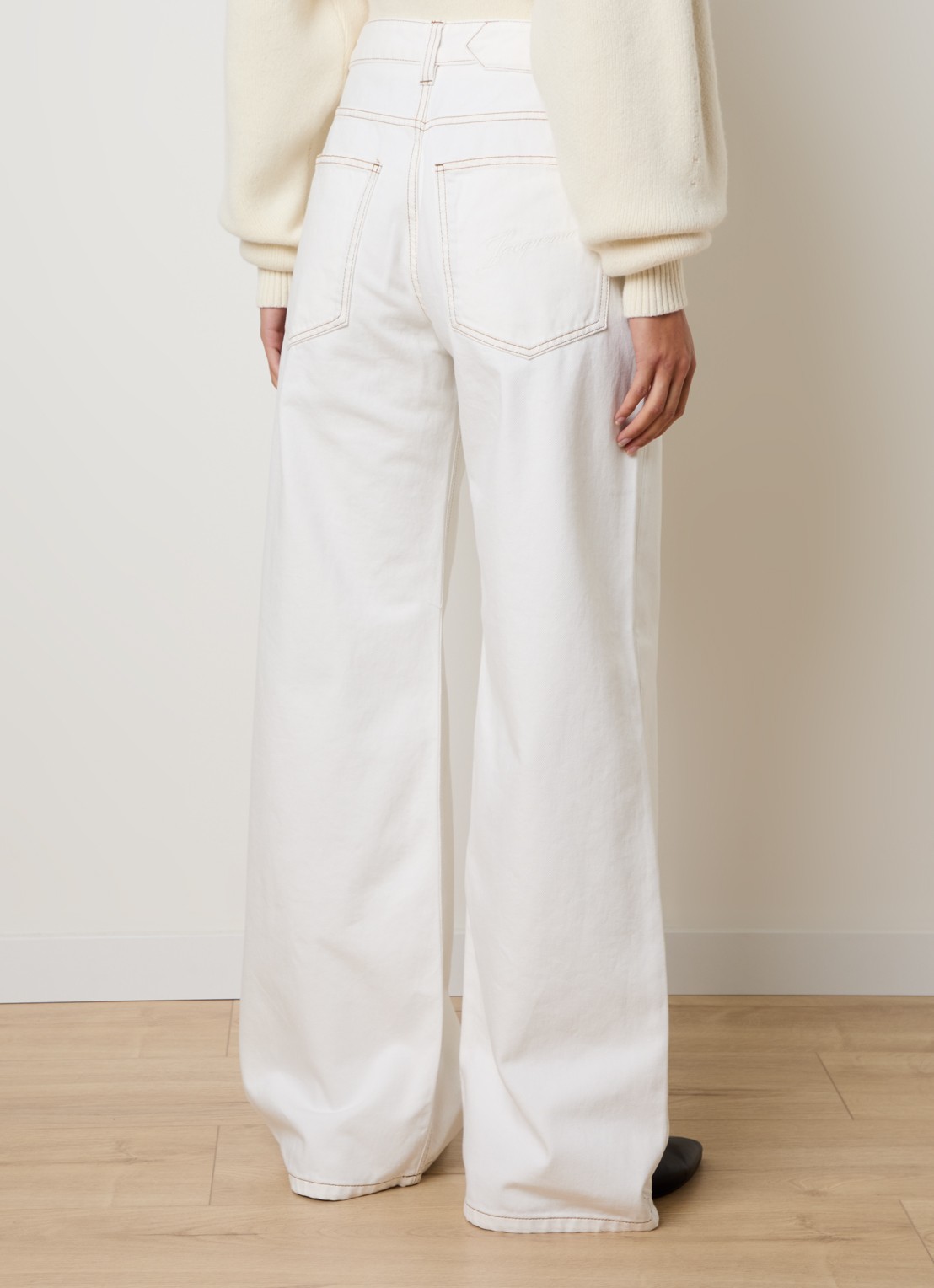 Jacquemus High waist wide leg jeans met gekleurde wassing - achterkant gebroken wit