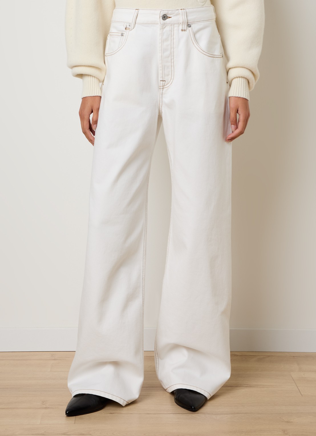 Jacquemus High waist wide leg jeans met gekleurde wassing - detail 4 gebroken wit