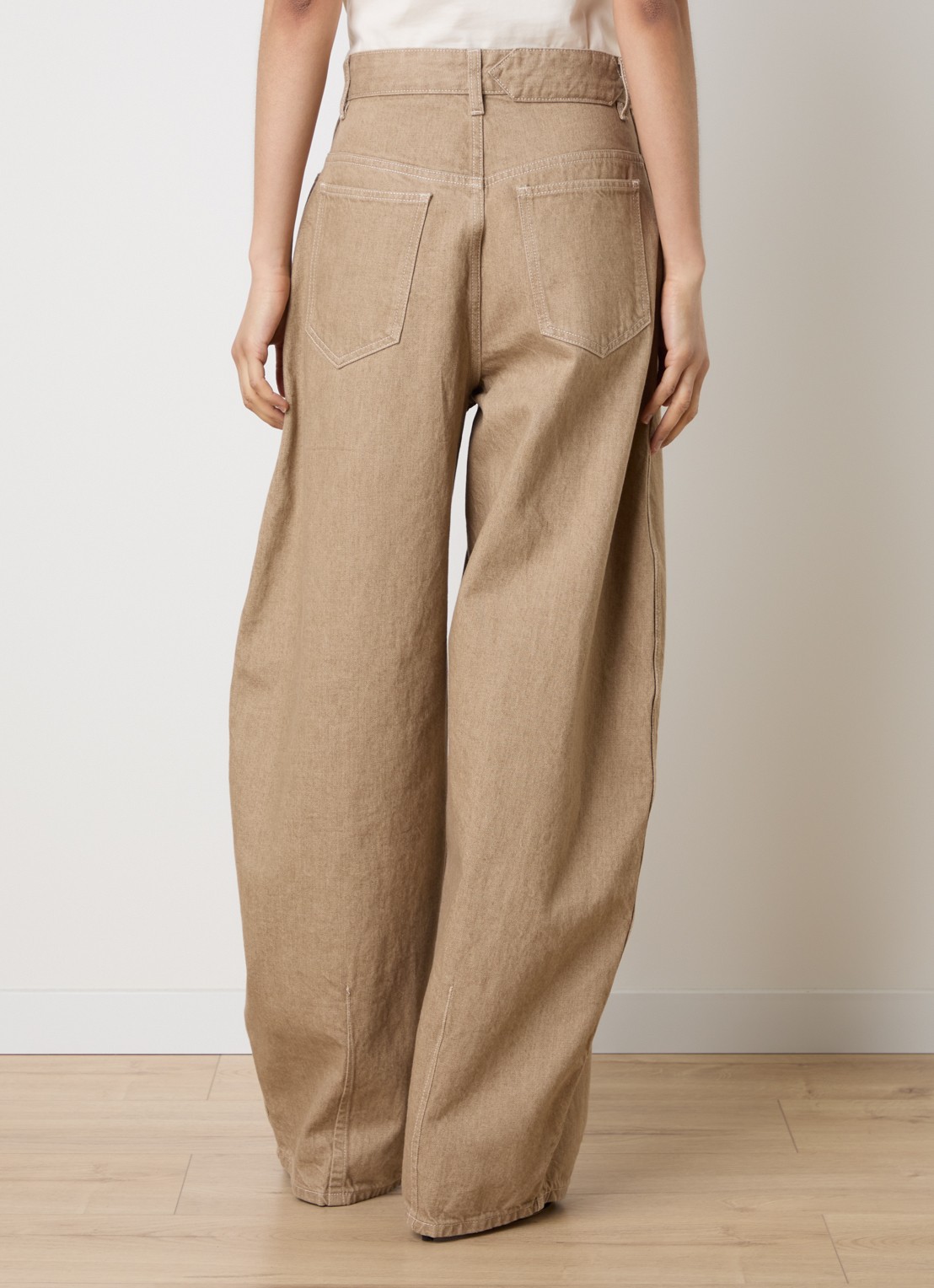 Jacquemus High waist wide leg jeans met gekleurde wassing - achterkant beige