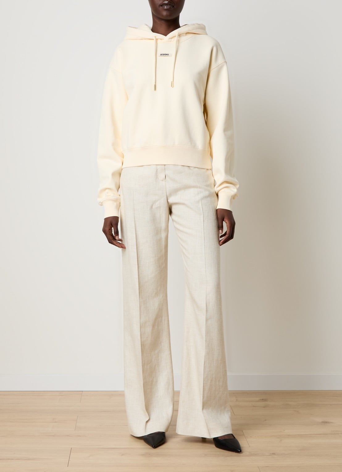 Jacquemus Hoodie met logo - voorkant 2 zand