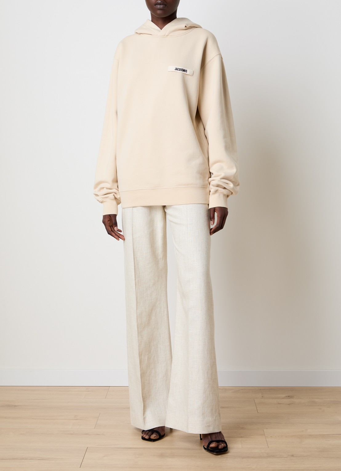 Jacquemus Hoodie met logo - voorkant 6 beige