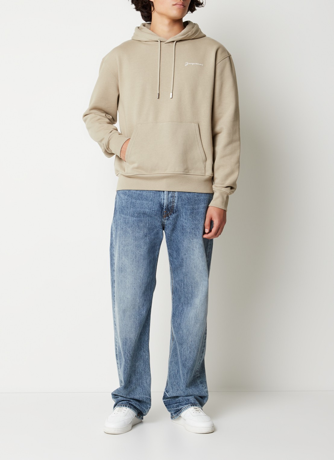 Jacquemus Hoodie van  katoen met logoborduring - voorkant 2 khaki