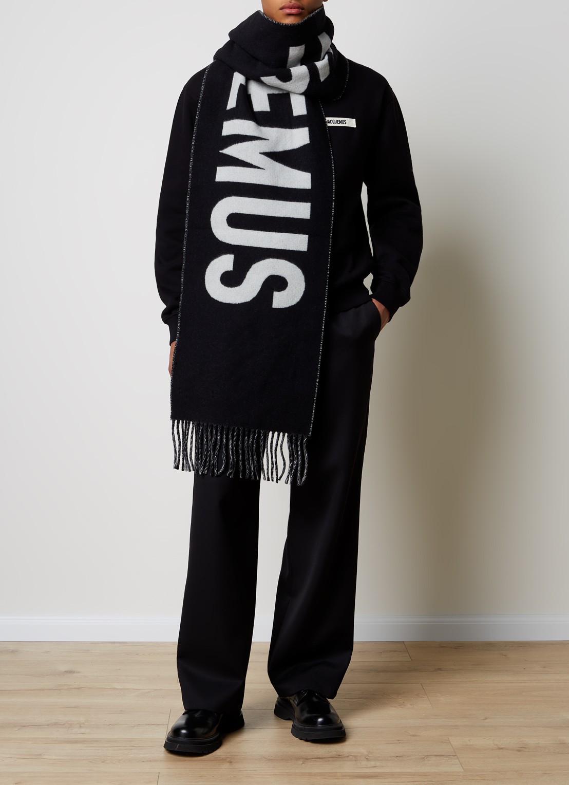 Jacquemus L'Echarpe sjaal van scheerwol met logoprint 180 x 35 cm - voorkant 2 zwart