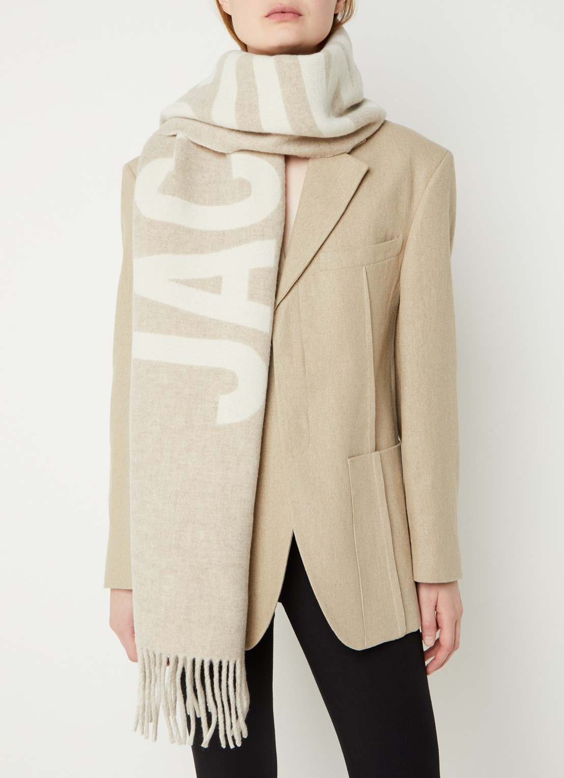 Jacquemus L'Echarpe sjaal van scheerwol met logoprint 180 x 35 cm - voorkant 3 beige