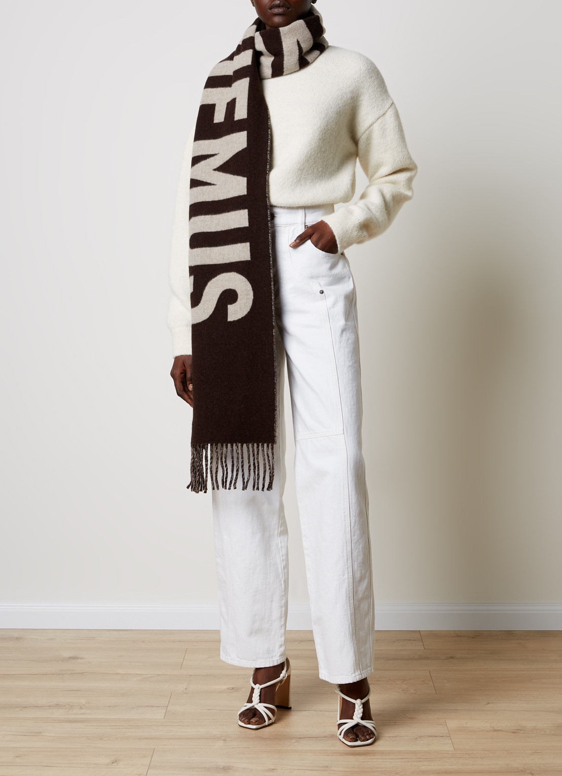 Jacquemus L'Echarpe sjaal van scheerwol met logoprint 180 x 35 cm - voorkant 3 donkerbruin