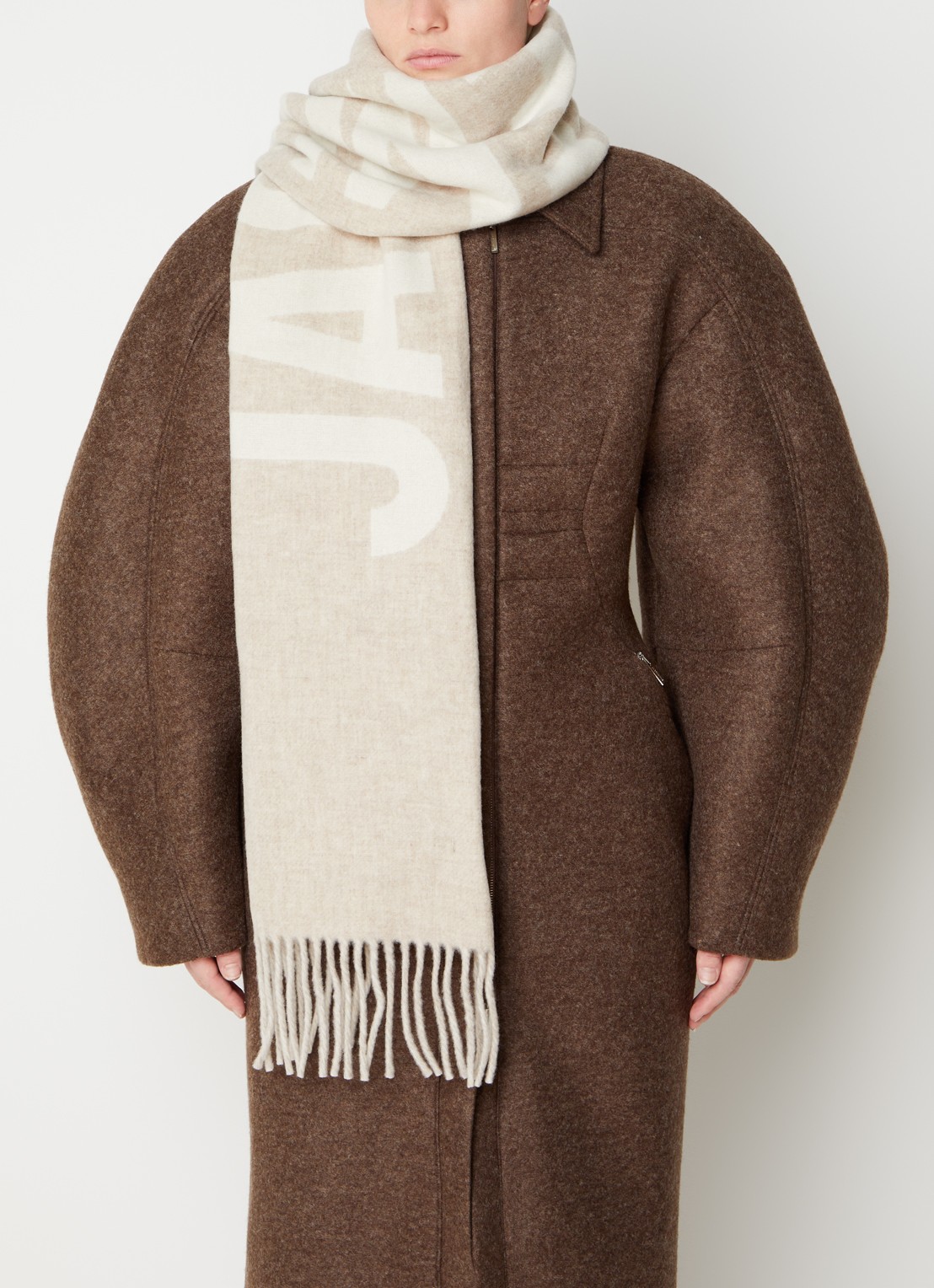 Jacquemus L'Echarpe sjaal van wol met logo 180 x 35 cm - voorkant 3 beige