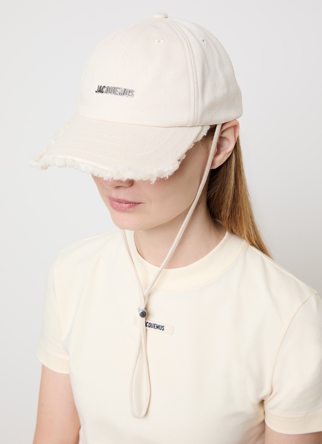 Jacquemus La Casquette Artichaut pet met logo - voorkant 3 gebroken wit