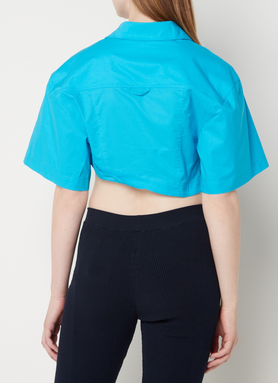 Jacquemus La Chemise Capri crop top in linnenblend - achterkant turquoise