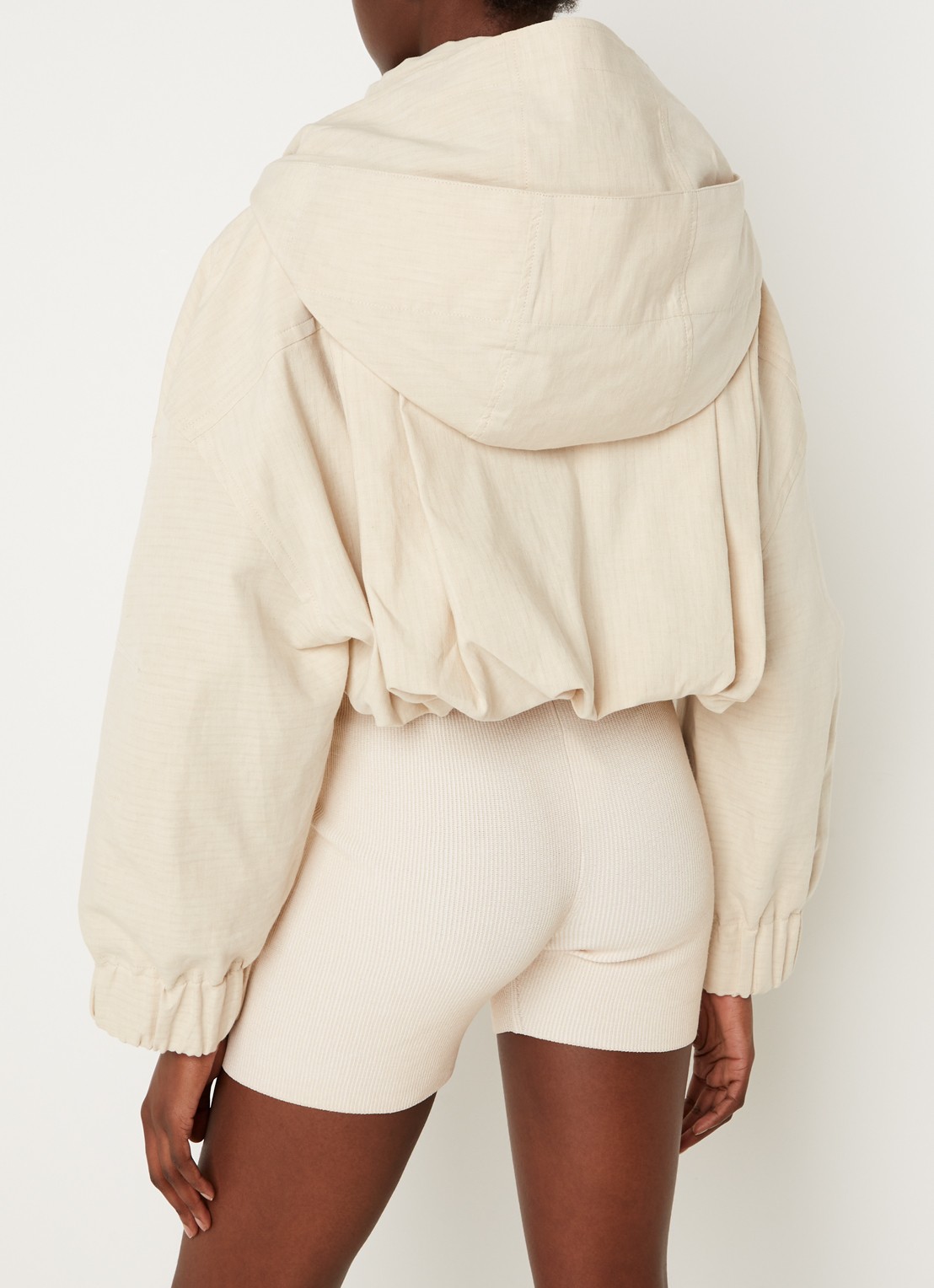 Jacquemus La Parka Raphia cropped parka met ritszakken - achterkant donkerbeige