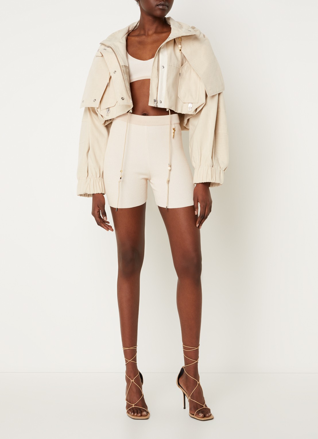 Jacquemus La Parka Raphia cropped parka met ritszakken - voorkant 3 donkerbeige