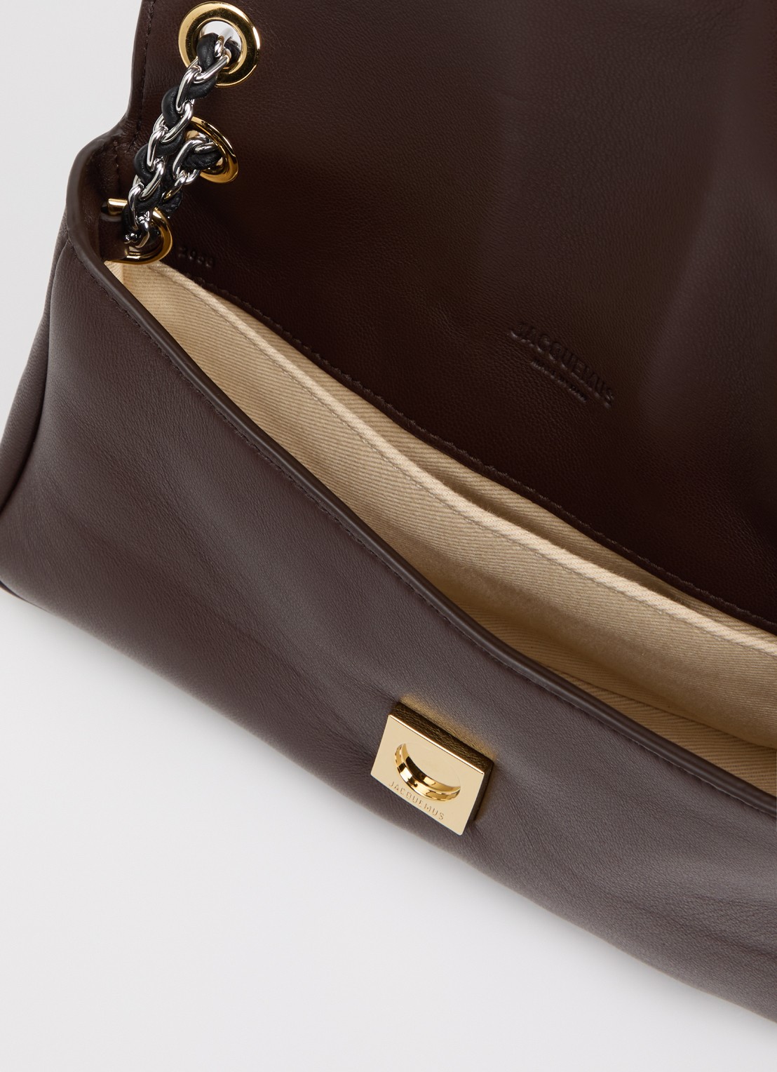 Jacquemus Le Bambino Chaine schoudertas van lamsleer met verstelbare schouderriem - detail donkerbruin