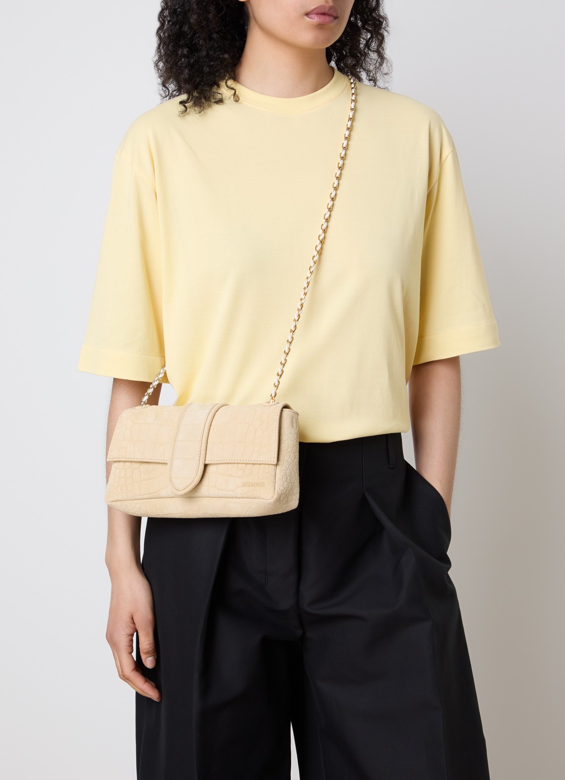 Jacquemus Le Bambino crossbodytas van kalfssuède met crocostructuur - voorkant 7 beige