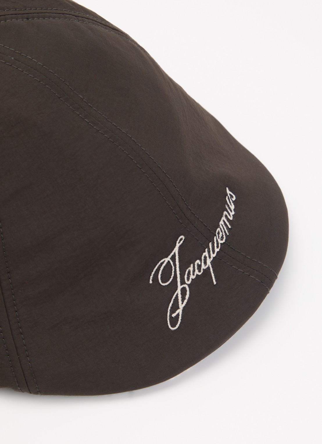 Jacquemus Le Beret flatcap met logoborduring - detail 2 donkerbruin