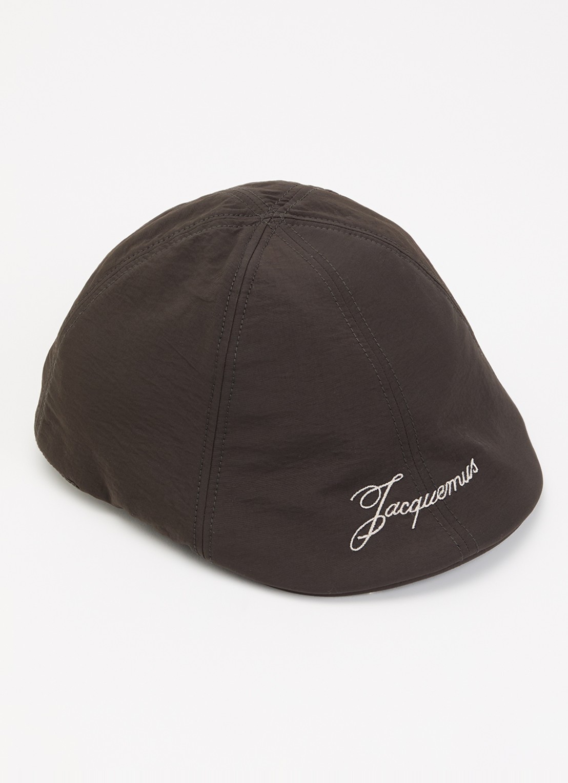 Jacquemus Le Beret flatcap met logoborduring - voorkant donkerbruin