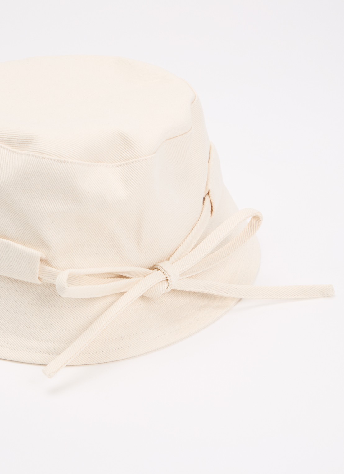 Jacquemus Le Bob Gadjo bucket hoed van canvas  - detail 2 gebroken wit