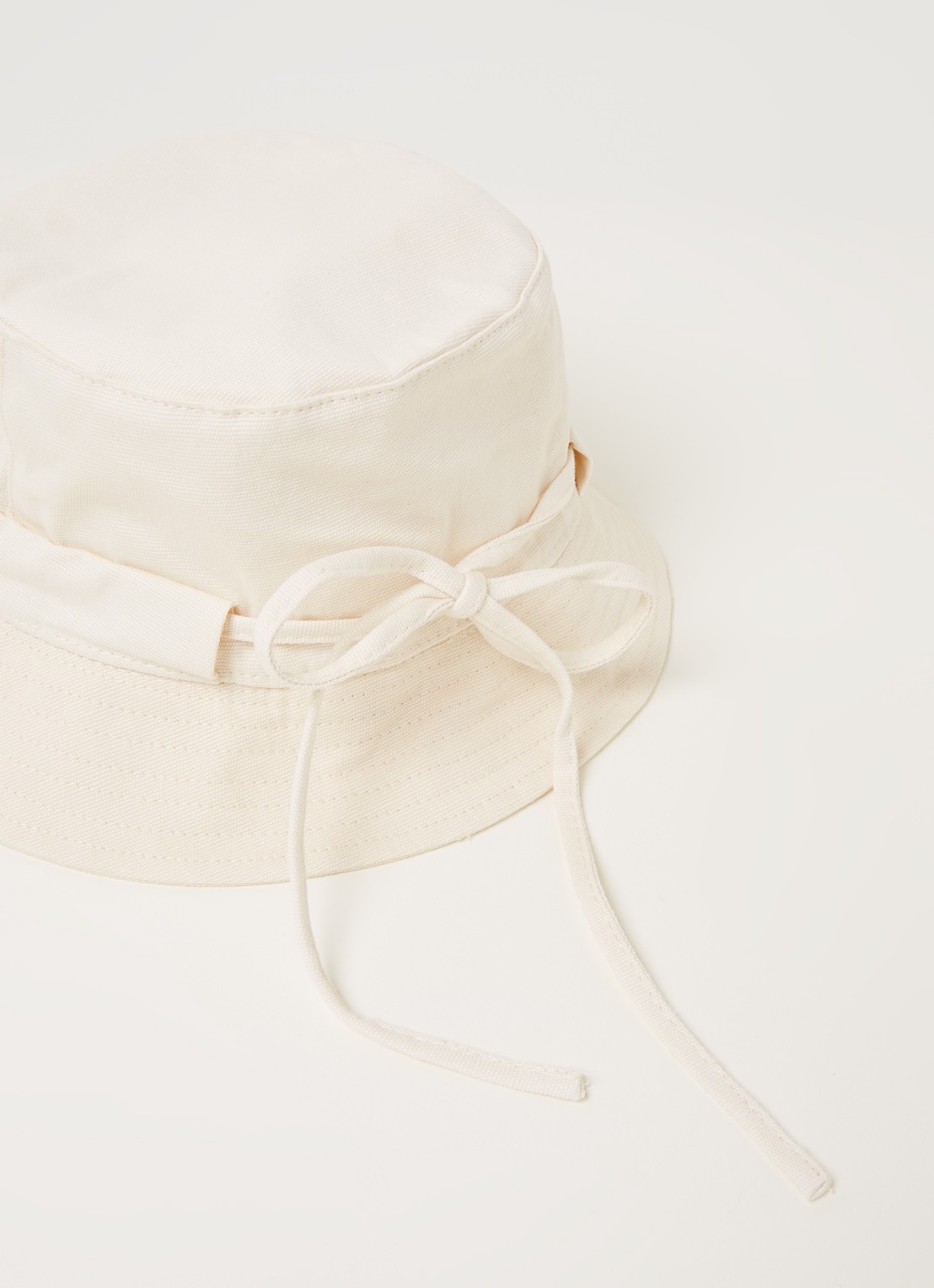 Jacquemus Le Bob Gadjo bucket hoed van canvas  - detail ivoor